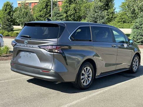 Used 2023 Toyota Sienna XLE AWD/4WD image 23