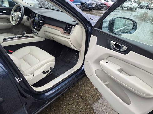 Used 2022 Volvo XC60 B5 Momentum w/ Climate Package image 12