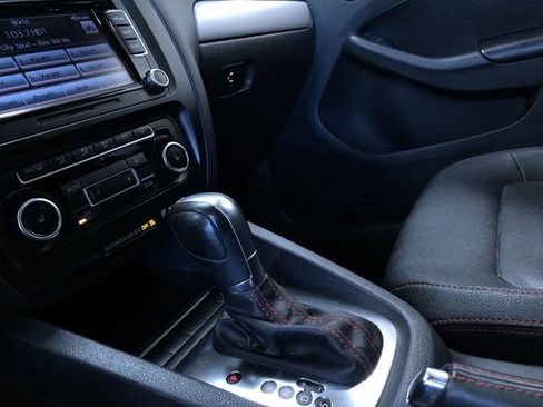 Used 2012 Volkswagen Jetta GLI FWD image 27