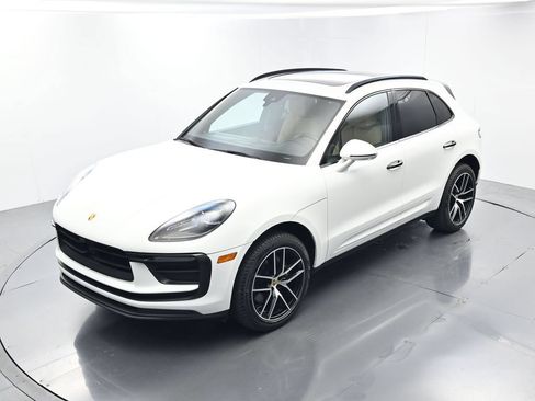 Certified 2023 Porsche Macan AWD/4WD image 31