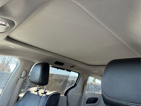 Used 2022 Chrysler Pacifica Limited w/ Uconnect Theater Family Group image 19