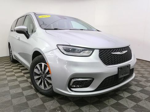Used 2023 Chrysler Pacifica Touring-L FWD image 3