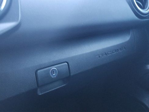 Used 2018 Toyota Tacoma TRD Sport image 28