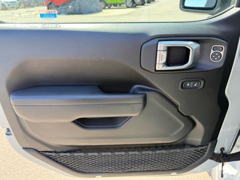 Used 2023 Jeep Wrangler Unlimited w/ Cold Weather Group image 10