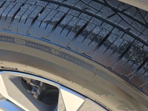 Used 2025 Chevrolet Equinox LT FWD image 18