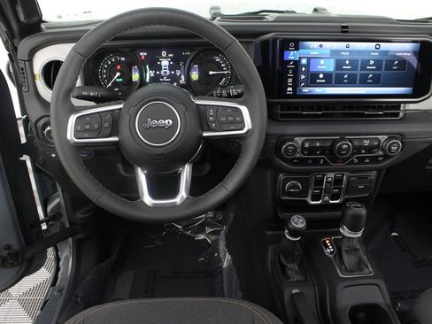 Used 2025 Jeep Wrangler Unlimited Sahara w/ Safety Group AWD/4WD image 10