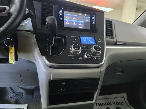 Used 2017 Toyota Sienna LE image 23