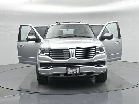 Used 2017 Lincoln Navigator Select RWD image 15