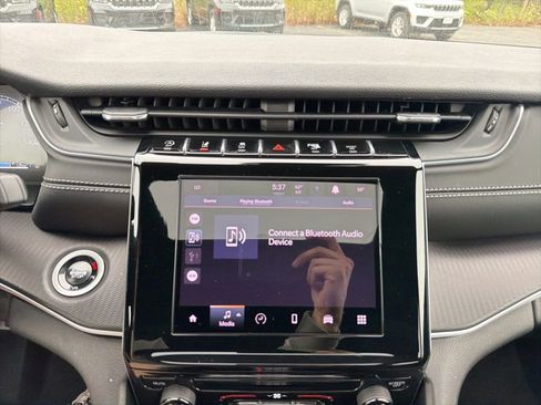 Certified 2025 Jeep Grand Cherokee Laredo AWD/4WD image 19