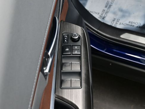 Used 2024 Toyota Venza XLE image 10