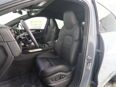 New 2025 Porsche Cayenne Turbo image 5