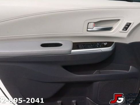 Used 2022 Toyota Sienna Limited FWD image 11