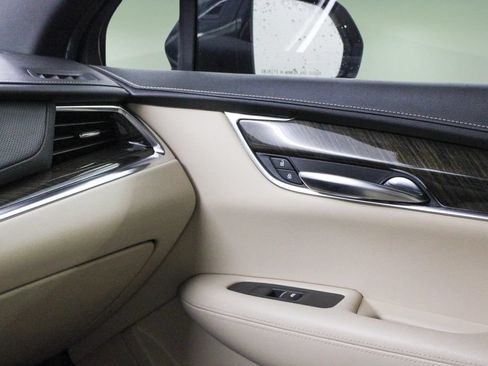 Used 2019 Cadillac XT5 FWD image 38