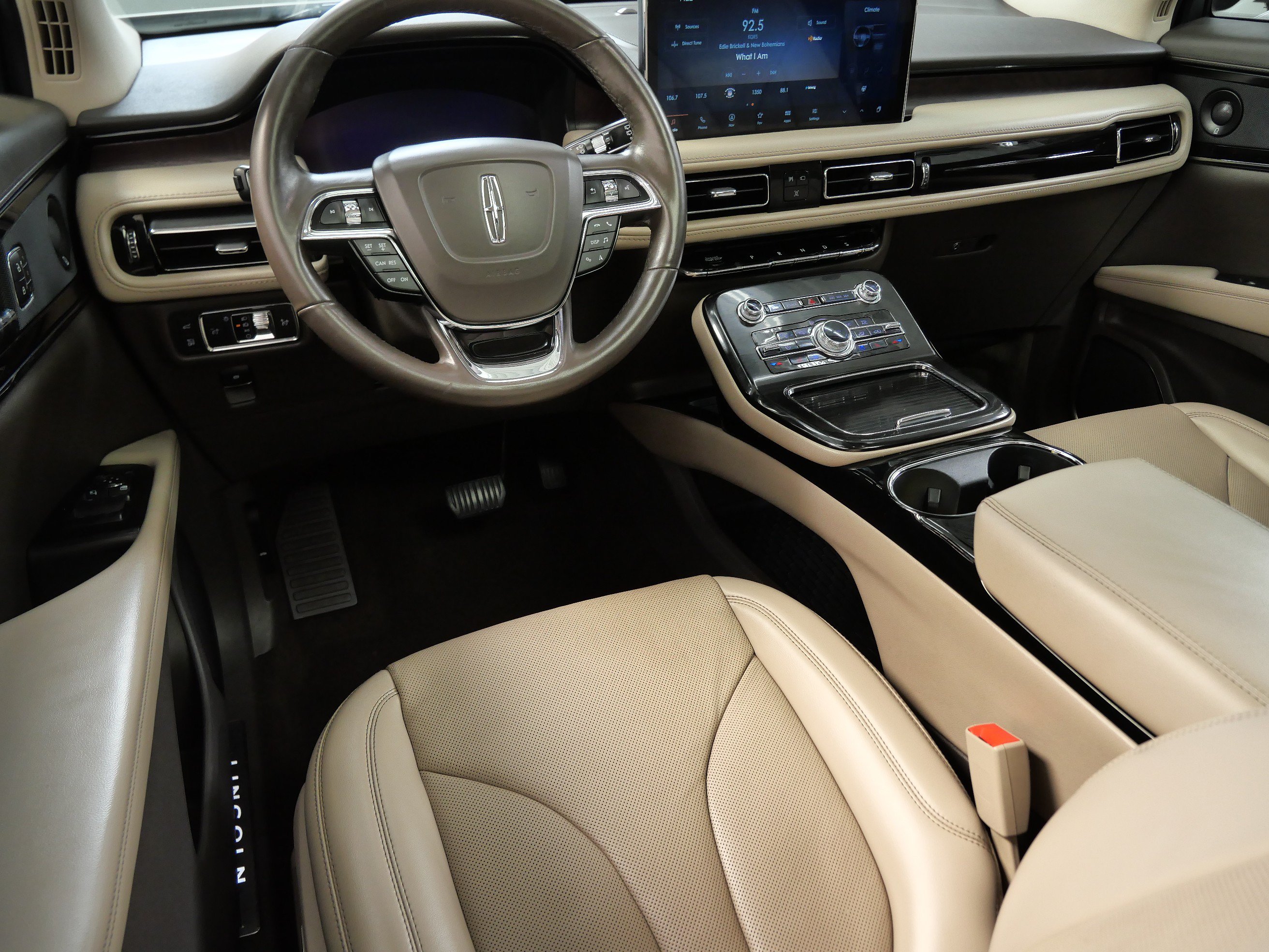 Used 2022 Lincoln Nautilus Reserve w/ Luxury Package AWD/4WD image 2