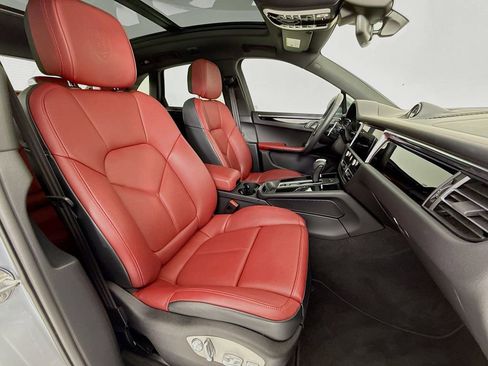 Certified 2025 Porsche Macan AWD/4WD image 32