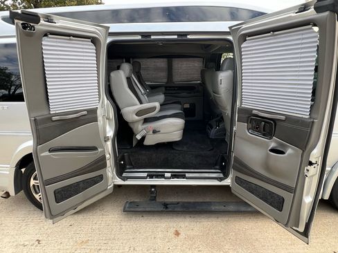 Used 2018 Chevrolet Express 2500 w/ Enhanced Convenience Package image 30