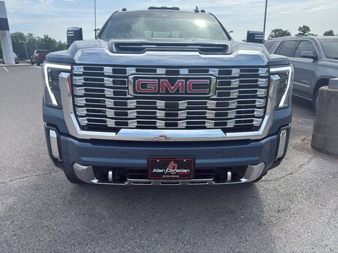Used 2025 GMC Sierra 3500 Denali w/ Denali Reserve Package AWD/4WD image 4