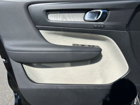 Used 2023 Volvo XC40 B5 Plus image 23