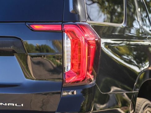 Used 2021 GMC Yukon Denali w/ LPO, Illumination Package AWD/4WD image 11
