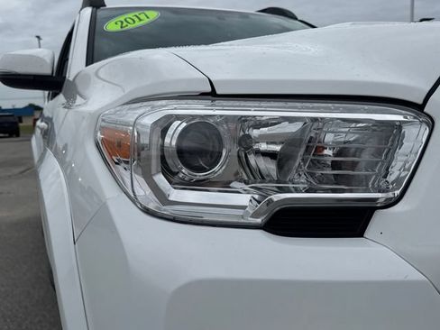 Used 2017 Toyota Tacoma SR5 AWD/4WD image 10