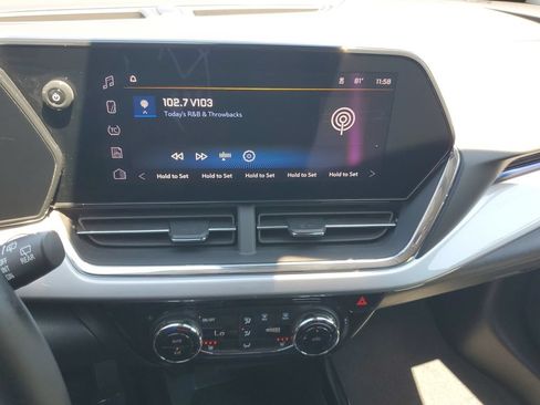 Used 2025 Chevrolet Trax LT w/ LT Convenience Package FWD image 14