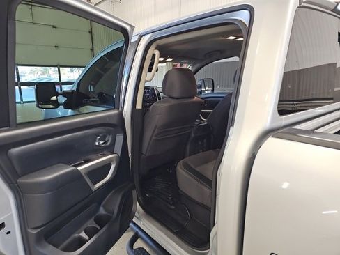 Used 2021 Nissan Titan SV w/ SV Convenience Package image 17