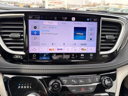 Used 2021 Chrysler Pacifica Touring-L w/ Uconnect Theater Family Group image 20