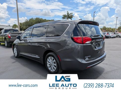 Used 2019 Chrysler Pacifica Touring-L FWD image 5