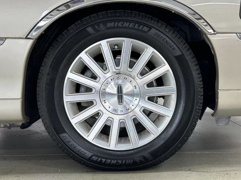 Used 2004 Lincoln Town Car Executive image 29