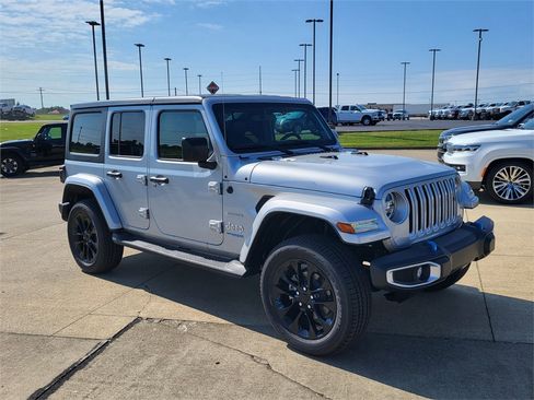Used 2022 Jeep Wrangler Unlimited Sahara w/ Cold Weather Group image 9