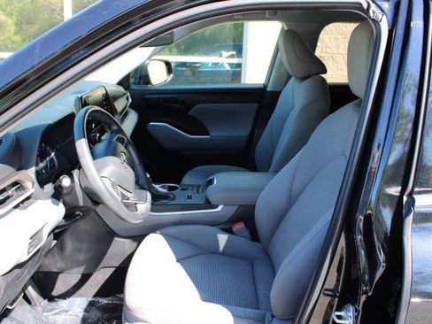 Used 2022 Toyota Highlander LE AWD/4WD image 11