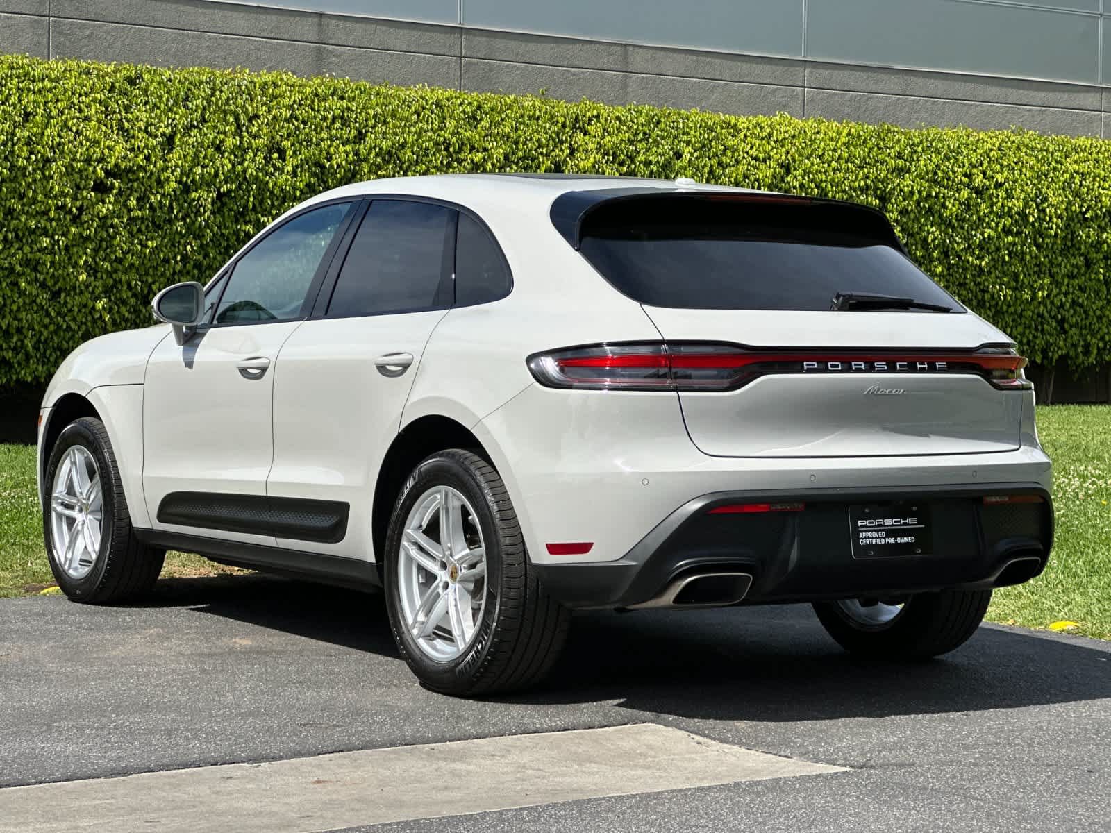 Certified 2025 Porsche Macan AWD/4WD image 3