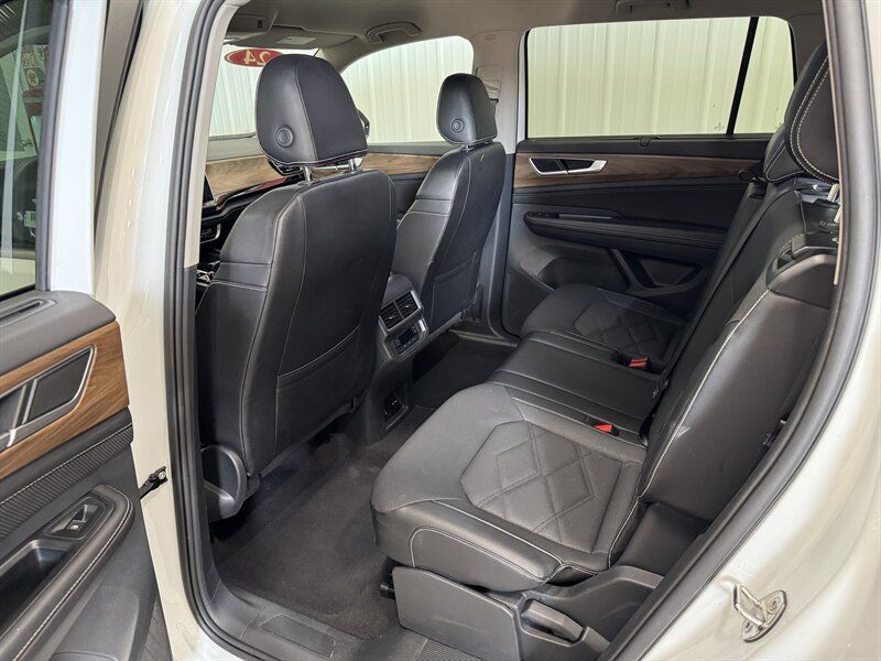 Used 2024 Volkswagen Atlas SE AWD/4WD image 12