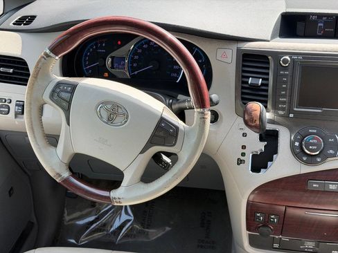 Used 2011 Toyota Sienna Limited w/ Premium Pkg FWD image 14