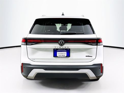 Used 2025 Volkswagen Tiguan SE image 14