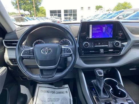Used 2024 Toyota Highlander LE AWD/4WD image 10