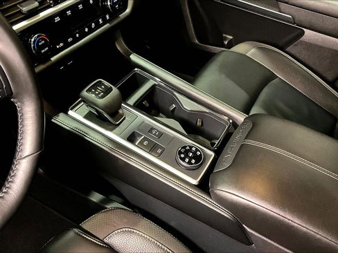 Used 2025 Nissan Pathfinder SL image 18