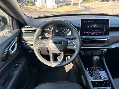 Used 2025 Jeep Compass Trailhawk AWD/4WD image 26