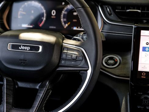 Used 2023 Jeep Grand Cherokee Limited image 27