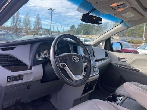 Used 2017 Toyota Sienna XLE w/ XLE Navigation Package image 11