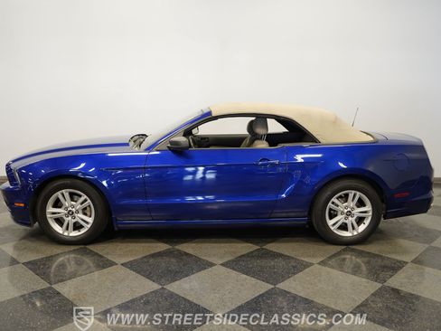 Used 2014 Ford Mustang Convertible RWD image 40
