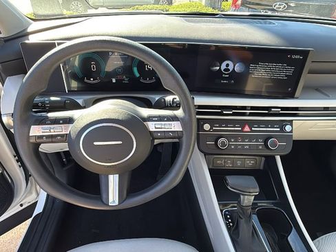 Used 2025 Hyundai Tucson SE image 12