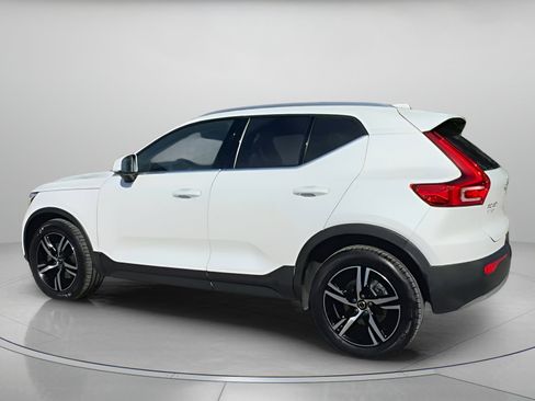 Used 2023 Volvo XC40 B5 Plus image 19