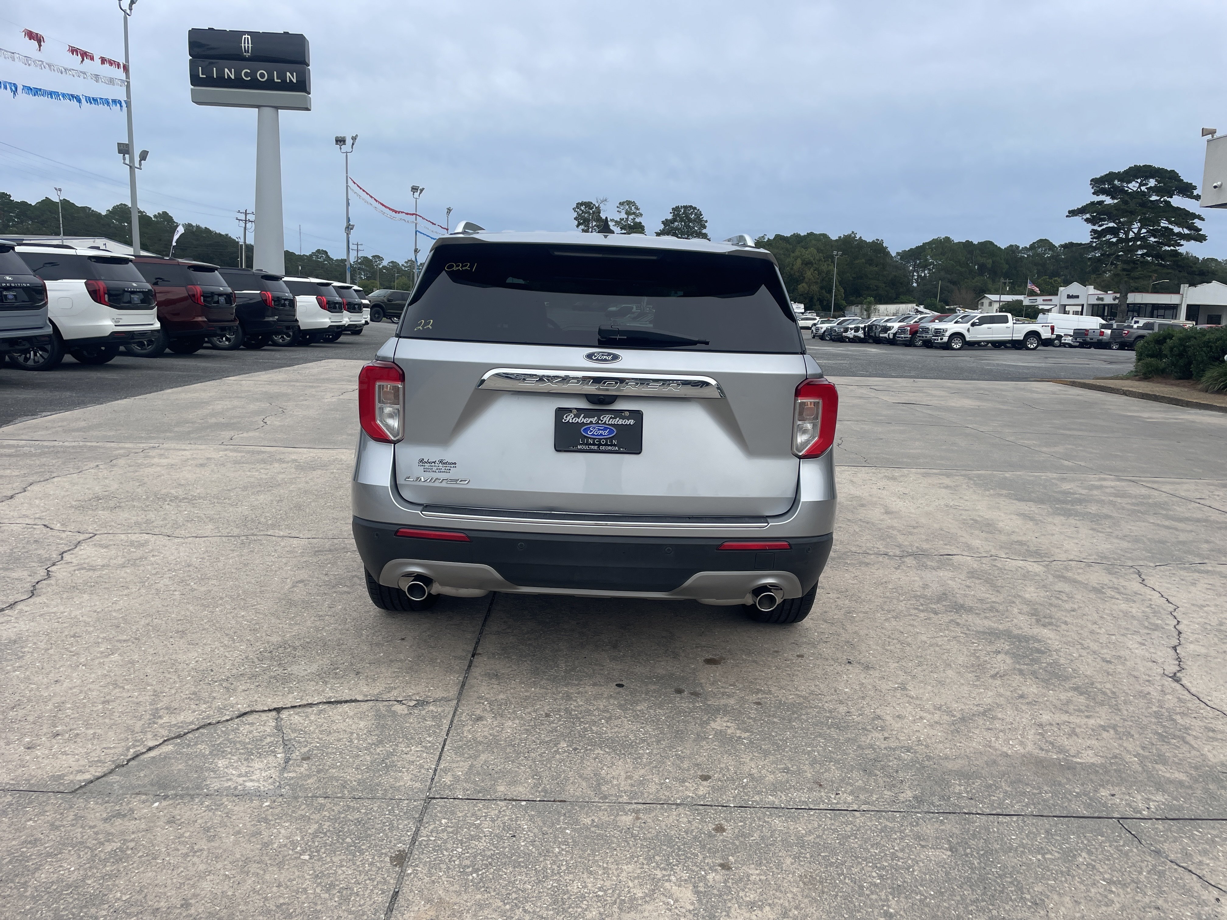 Used 2022 Ford Explorer Limited w/ Equipment Group 301A RWD image 7
