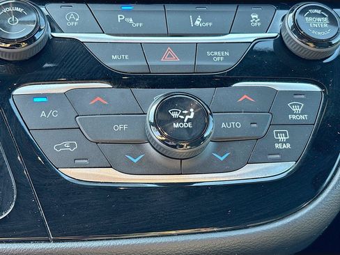 Used 2025 Chrysler Pacifica Select FWD image 15