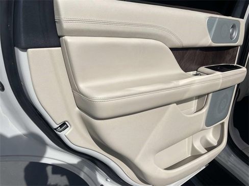 Used 2021 Lincoln Navigator Reserve image 23