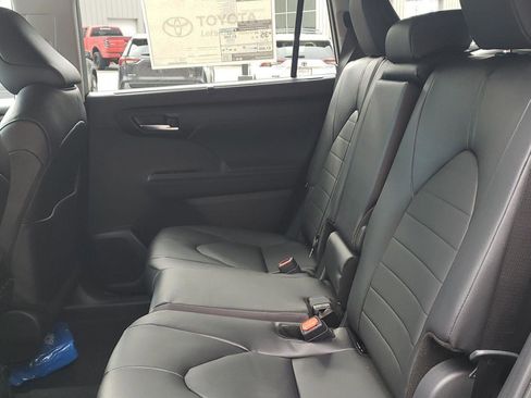 New 2026 Toyota Highlander XLE image 12