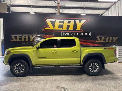 Used 2023 Toyota Tacoma TRD Off-Road w/ Technology Package AWD/4WD image 3