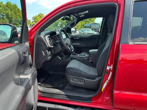 Used 2021 Toyota Tacoma TRD Off-Road w/ Technology Package AWD/4WD image 12