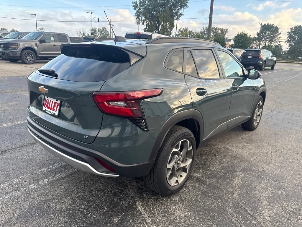 Used 2025 Chevrolet Trax LT FWD image 3